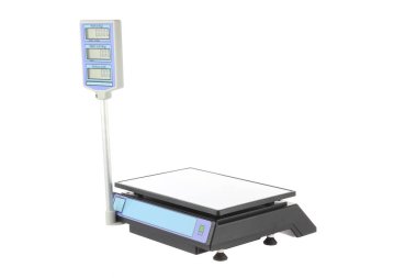 Beyaz bir arka plan üzerinde gıda tartmak için teraziler.