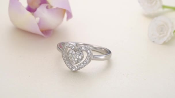 Diamante blanco forma de corazón anillo de oro pavimentado — Vídeos de Stock