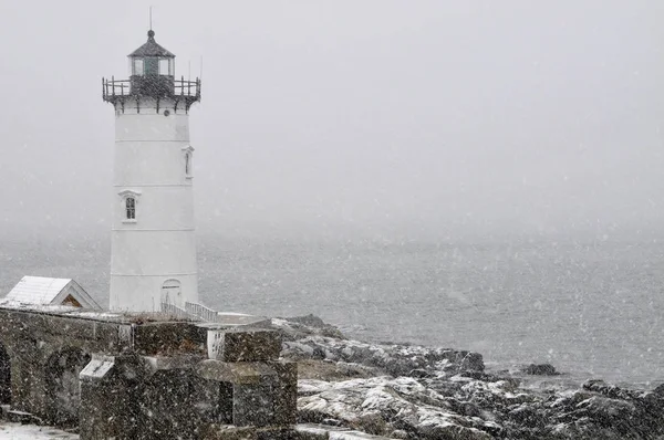 Portsmouth hamn fyr under snöstorm — Stockfoto