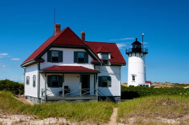 Cape Cod üzerinde yarış noktası deniz feneri ve Gardiyan'ın bina