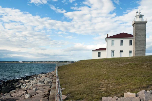 Sledujte Hill světlo v Rhode Island obklopený kamennou Seawall — Stock fotografie