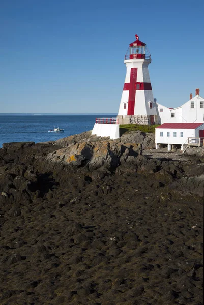 Maré mais baixa pelo farol canadense — Fotografia de Stock