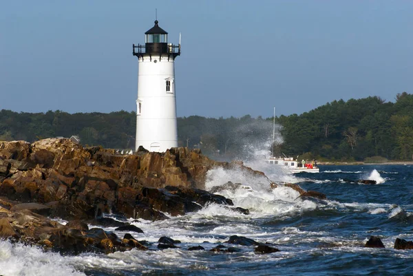 Farol guiando barcos de pesca sobre Surf áspero — Fotografia de Stock