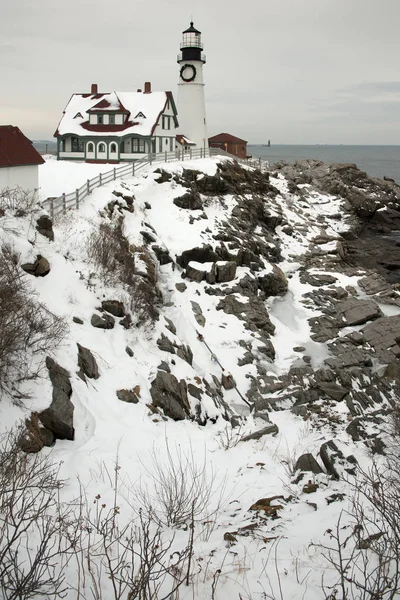 Dovolená věnec na Lighthouse Tower zatažená zimní den v Mai — Stock fotografie