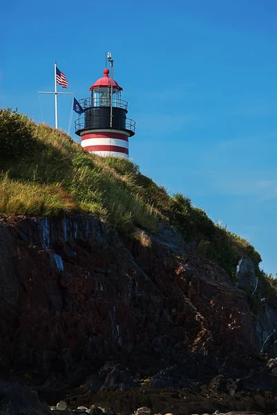 Zuckerrohr bemalter Leuchtturm über Klippe in Maine — Stockfoto