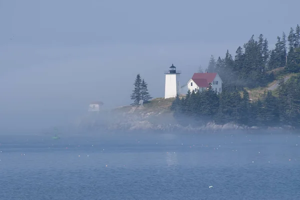 Foggy adası feneri Maine Iluminated tarafından Sun kırma geçer