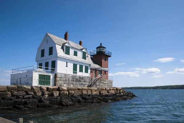 Vieille brique et phare en bois se trouve à la fin du brise-lames dans le Maine — Photo