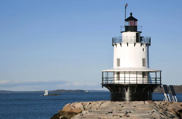 Spring Point Lighthouse Guides Boat Into Portland Harbor — Stock Photo, Image