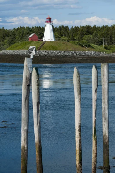 Mullholland punt vuurtoren uitzicht vanaf Lubec bij eb — Stockfoto