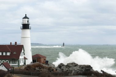 Maine'da fenerler arasında dev dalgalar kırmak