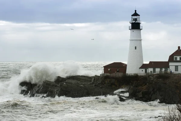 O sol rompe nuvens de tempestade como ondas Crash By Maine Lighthou — Fotografia de Stock