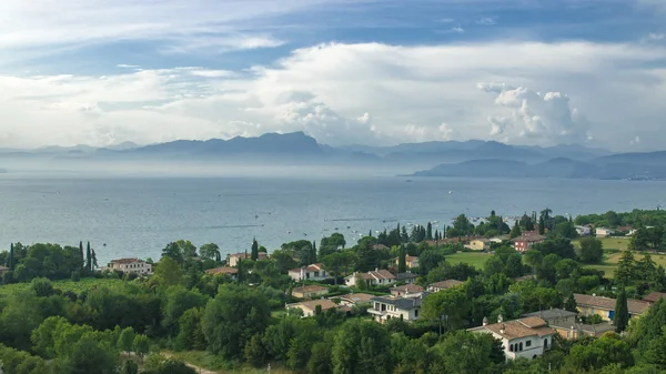 Garda Gölü kıyısında küçük İtalyan köyüne havadan görünümü — Stok fotoğraf