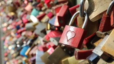 Beraberlik simgeleyen köprü duvar üzerinde kilitleri