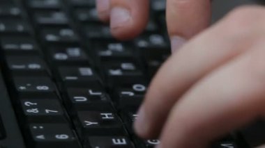 Klavyede yazarak eller. Yakın çekim