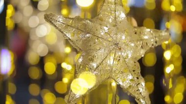 Yıldız şekli şimşek bir sokakta Noel için dekore edilmiştir.