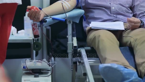 Male donor donates blood voluntarily — Stock Video