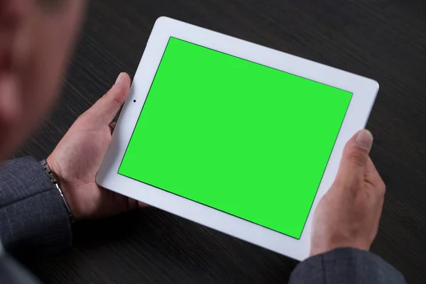 Adam tablet kullanarak kapatın. Yeşil ekran.