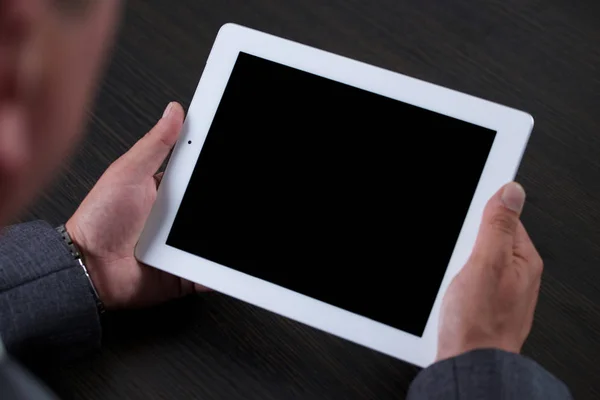 Κοντινό πλάνο του ανθρώπου χρησιμοποιώντας tablet. Μαύρη οθόνη. — Φωτογραφία Αρχείου