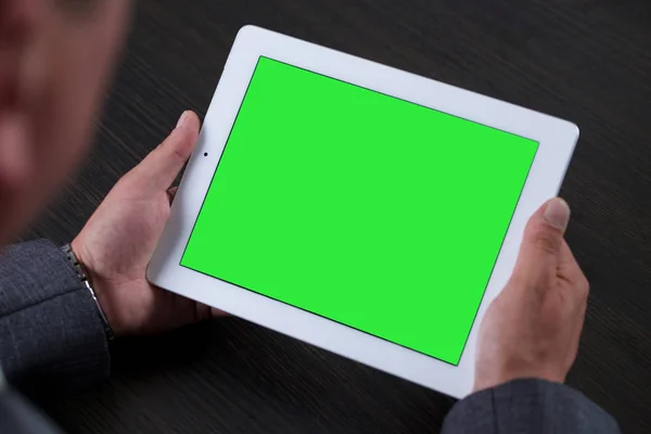 Zbliżenie na człowieka za pomocą tabletu. Zielony ekran. — Zdjęcie stockowe