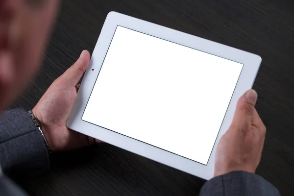 Detail člověka pomocí tabletu. Bílá obrazovka. — Stock fotografie