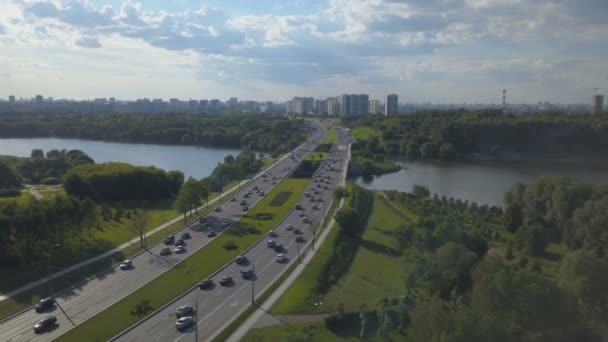 混雑した道と川の空撮 — ストック動画
