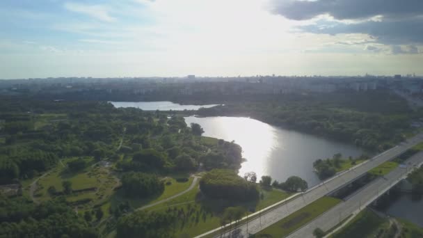 Vista aérea de carretera, río y ciudad en el horizonte — Vídeos de Stock