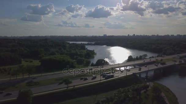 繁忙的道路、 河流、 城市的地平线上的鸟瞰图 — 图库视频影像