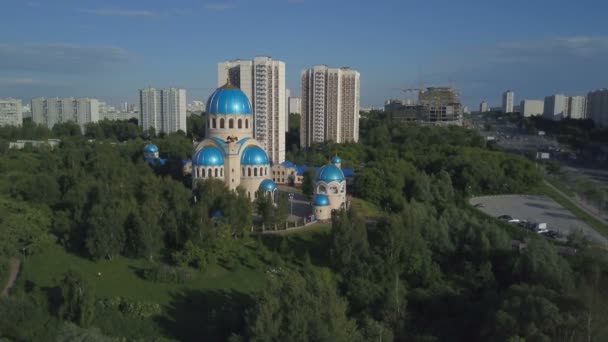 Vista aérea de la Iglesia de la Santísima Trinidad en los estanques de Borisov — Vídeos de Stock