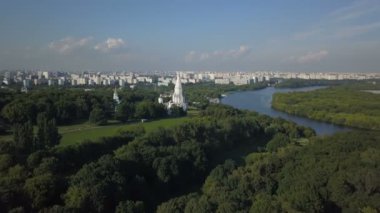 Kilisenin, Kolomenskoye park ve Moskova Nehri yükseliş havadan görünümü