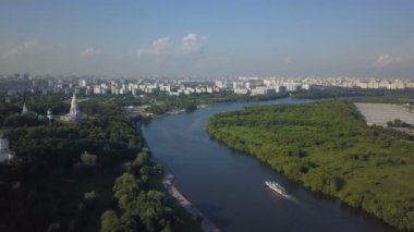 Kilisenin, Kolomenskoye park ve Moskova Nehri yükseliş havadan görünümü