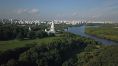 Kilisenin, Kolomenskoye park ve Moskova Nehri yükseliş havadan görünümü