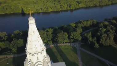 Kilise yükseliş Kolomenskoye Park Moskova Nehri üzerinde havadan görünümü