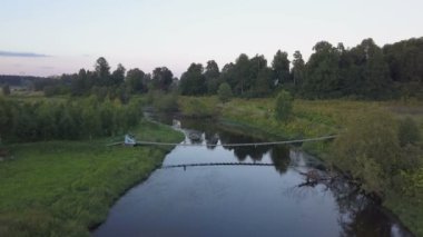 Kırsal nehir ve asma köprü havadan görünümü