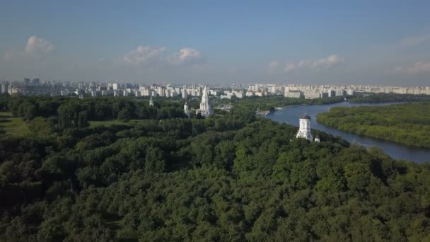 Letecký pohled na kostel Nanebevstoupení Páně, Kolomenskoye park a řeka Moskva — Stock video