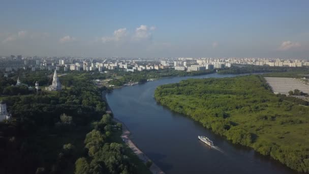 Veduta aerea della Chiesa dell'Ascensione, del parco Kolomenskoye e del fiume Mosca — Video Stock