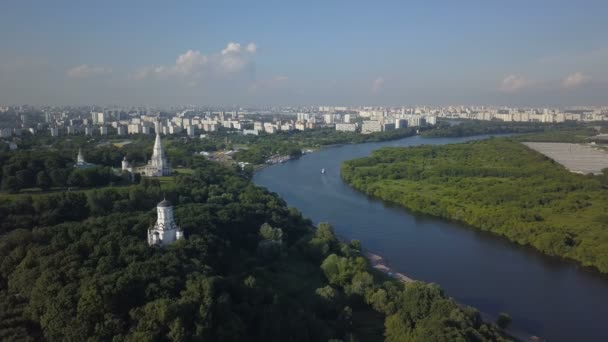 Vista aérea del parque Kolomenskoye y el río Moscú — Vídeos de Stock