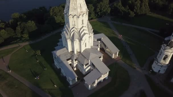 Luchtfoto van de kerk van de Hemelvaart op Moskou rivier in Kolomenskoye park — Stockvideo