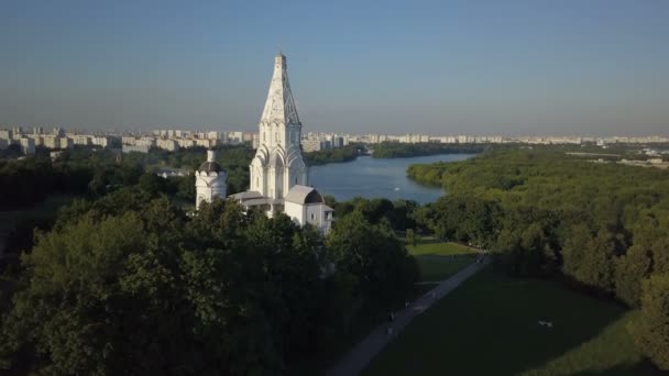 Vista aérea del parque Kolomenskoye y el río Moscú — Vídeos de Stock