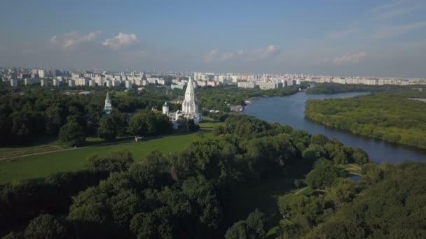 Vista aérea de la Iglesia de la Ascensión, el parque Kolomenskoye y el río Moscú — Vídeos de Stock