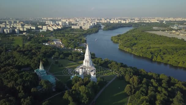 Flygfoto över Kolomenskoye park och Moskva floden — Stockvideo