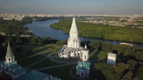 Flygfoto av kyrkan av Kristi himmelsfärd, Kolomenskoye park och Moskva floden — Stockvideo