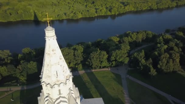 Vista aérea de la Iglesia de la Ascensión en el río Moscú en el parque Kolomenskoye — Vídeos de Stock