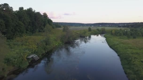 Drone flyger längs floden — Stockvideo