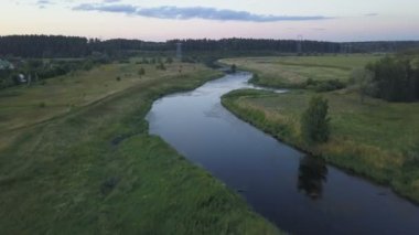 Nehir boyunca uçan uçak