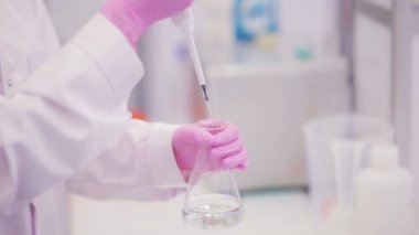 Biotechnologist sıvı test etmek için bir örnek alır. Yakın çekim.