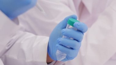 Biotechnologist bir örnek sıvı cam şişeye deneme için alır. Portre