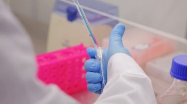 Biotechnologist yakından içinde kimyasal laboratuvar cam şişede sıvı ölçer