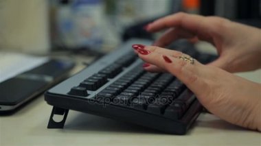 Yetişkin kadın ofiste siyah klavye yazarak. Yakın çekim