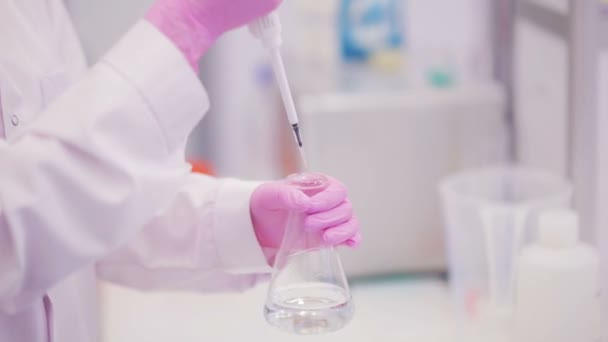 Biotechnologist Sıvı Test Etmek Için Bir Örnek Alır Yakın Çekim — Stok video