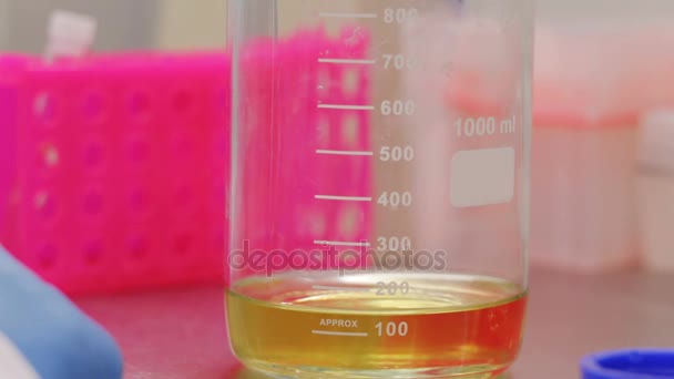 Biotechnologist 取一个样品的液体从玻璃烧瓶特写 — 图库视频影像